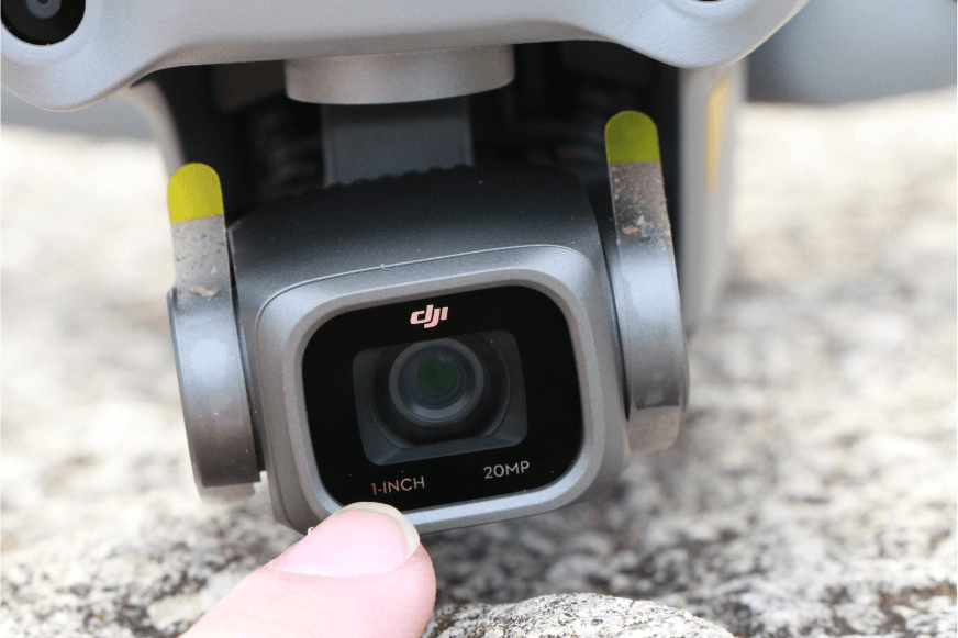 Der CMOS Bildsensor der DJI Air 2S Drohne in der Nahaufnahme.